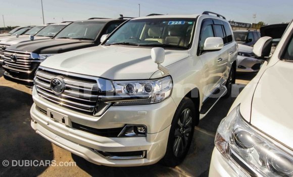 Acheter Import Voiture Toyota Land Cruiser Blanc à Import - Dubai, Grande Comore Acheter Import Voiture Toyota Land Cruiser Blanc à Import - Dubai, Grande Comore