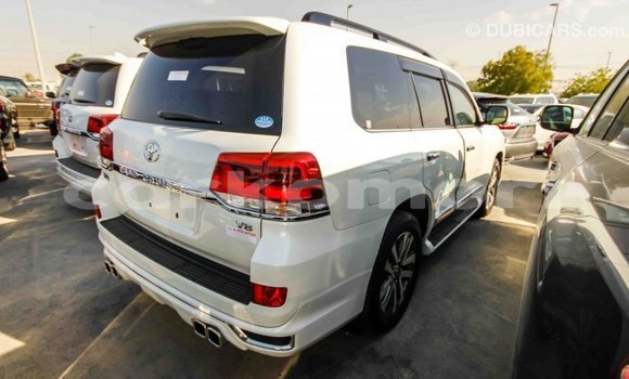 Acheter Import Voiture Toyota Land Cruiser Blanc à Import - Dubai, Grande Comore Acheter Import Voiture Toyota Land Cruiser Blanc à Import - Dubai, Grande Comore