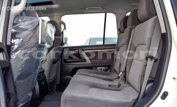 Buy Import Toyota Land Cruiser White Car in Import - Dubai in Great Comore Buy Import Toyota Land Cruiser White Car in Import - Dubai in Great Comore