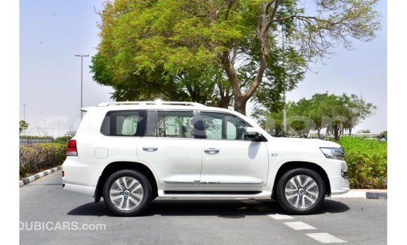 Acheter Import Voiture Toyota Land Cruiser Blanc à Import - Dubai, Grande Comore Acheter Import Voiture Toyota Land Cruiser Blanc à Import - Dubai, Grande Comore