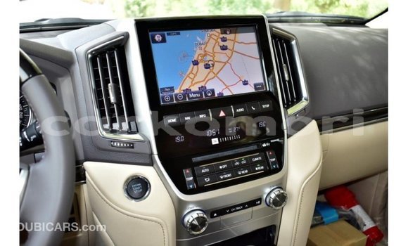 Acheter Import Voiture Toyota Land Cruiser Blanc à Import - Dubai, Grande Comore Acheter Import Voiture Toyota Land Cruiser Blanc à Import - Dubai, Grande Comore