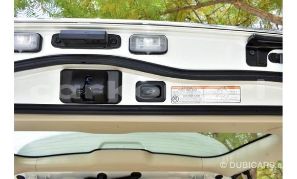 Acheter Import Voiture Toyota Land Cruiser Blanc à Import - Dubai, Grande Comore Acheter Import Voiture Toyota Land Cruiser Blanc à Import - Dubai, Grande Comore