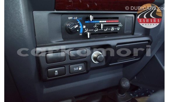 Acheter Import Voiture Toyota Land Cruiser Rouge à Import - Dubai, Grande Comore Acheter Import Voiture Toyota Land Cruiser Rouge à Import - Dubai, Grande Comore