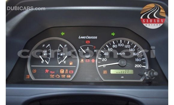 Acheter Import Voiture Toyota Land Cruiser Rouge à Import - Dubai, Grande Comore Acheter Import Voiture Toyota Land Cruiser Rouge à Import - Dubai, Grande Comore