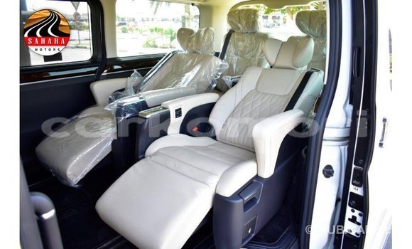 Acheter Import Voiture Toyota Granvia Blanc à Import - Dubai, Grande Comore Acheter Import Voiture Toyota Granvia Blanc à Import - Dubai, Grande Comore