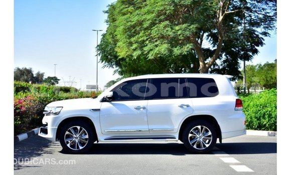 Acheter Import Voiture Toyota Land Cruiser Blanc à Import - Dubai, Grande Comore Acheter Import Voiture Toyota Land Cruiser Blanc à Import - Dubai, Grande Comore