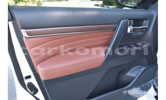 Acheter Import Voiture Toyota Land Cruiser Blanc à Import - Dubai, Grande Comore Acheter Import Voiture Toyota Land Cruiser Blanc à Import - Dubai, Grande Comore