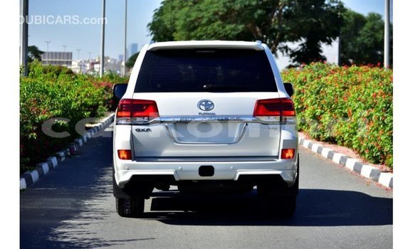 Acheter Import Voiture Toyota Land Cruiser Blanc à Import - Dubai, Grande Comore Acheter Import Voiture Toyota Land Cruiser Blanc à Import - Dubai, Grande Comore