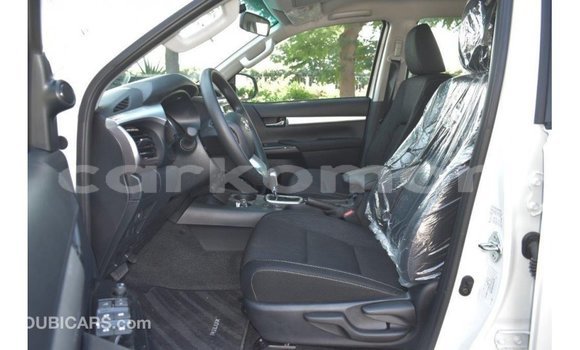 Acheter Import Voiture Toyota Hilux Blanc à Import - Dubai, Grande Comore Acheter Import Voiture Toyota Hilux Blanc à Import - Dubai, Grande Comore