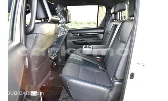 Acheter Import Voiture Toyota Hilux Blanc à Import - Dubai, Grande Comore Acheter Import Voiture Toyota Hilux Blanc à Import - Dubai, Grande Comore