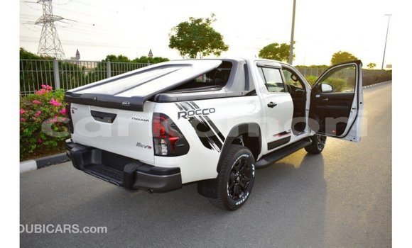 Acheter Import Voiture Toyota Hilux Blanc à Import - Dubai, Grande Comore Acheter Import Voiture Toyota Hilux Blanc à Import - Dubai, Grande Comore