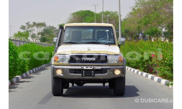 Acheter Import Voiture Toyota Land Cruiser Beige à Import - Dubai, Grande Comore Acheter Import Voiture Toyota Land Cruiser Beige à Import - Dubai, Grande Comore