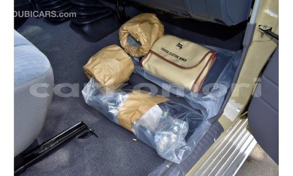 Acheter Import Voiture Toyota Land Cruiser Beige à Import - Dubai, Grande Comore Acheter Import Voiture Toyota Land Cruiser Beige à Import - Dubai, Grande Comore