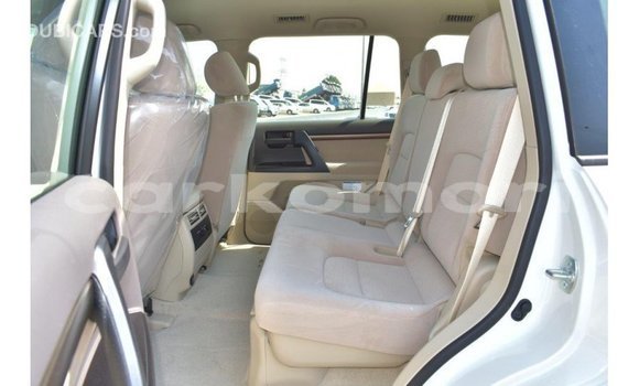 Acheter Import Voiture Toyota Land Cruiser Blanc à Import - Dubai, Grande Comore Acheter Import Voiture Toyota Land Cruiser Blanc à Import - Dubai, Grande Comore
