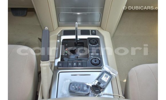 Acheter Import Voiture Toyota Land Cruiser Blanc à Import - Dubai, Grande Comore Acheter Import Voiture Toyota Land Cruiser Blanc à Import - Dubai, Grande Comore