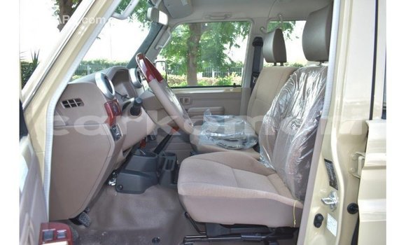 Acheter Import Voiture Toyota Land Cruiser Beige à Import - Dubai, Grande Comore Acheter Import Voiture Toyota Land Cruiser Beige à Import - Dubai, Grande Comore