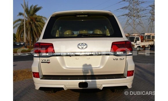 Acheter Import Voiture Toyota Land Cruiser Blanc à Import - Dubai, Grande Comore Acheter Import Voiture Toyota Land Cruiser Blanc à Import - Dubai, Grande Comore