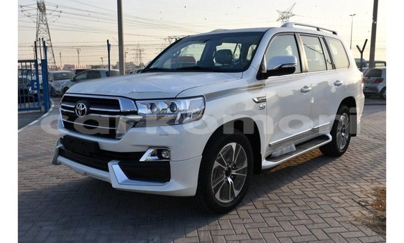 Acheter Import Voiture Toyota Land Cruiser Blanc à Import - Dubai, Grande Comore Acheter Import Voiture Toyota Land Cruiser Blanc à Import - Dubai, Grande Comore
