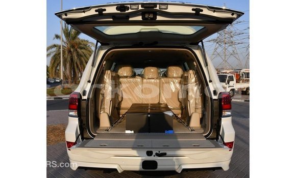 Acheter Import Voiture Toyota Land Cruiser Blanc à Import - Dubai, Grande Comore Acheter Import Voiture Toyota Land Cruiser Blanc à Import - Dubai, Grande Comore