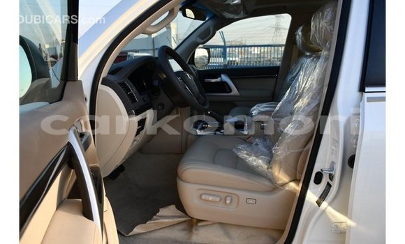 Acheter Import Voiture Toyota Land Cruiser Blanc à Import - Dubai, Grande Comore Acheter Import Voiture Toyota Land Cruiser Blanc à Import - Dubai, Grande Comore
