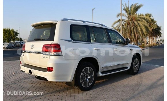 Acheter Import Voiture Toyota Land Cruiser Blanc à Import - Dubai, Grande Comore Acheter Import Voiture Toyota Land Cruiser Blanc à Import - Dubai, Grande Comore