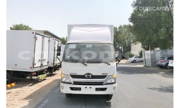 Acheter Import Utilitaire Hino 300 Series Blanc à Import - Dubai, Grande Comore Acheter Import Utilitaire Hino 300 Series Blanc à Import - Dubai, Grande Comore