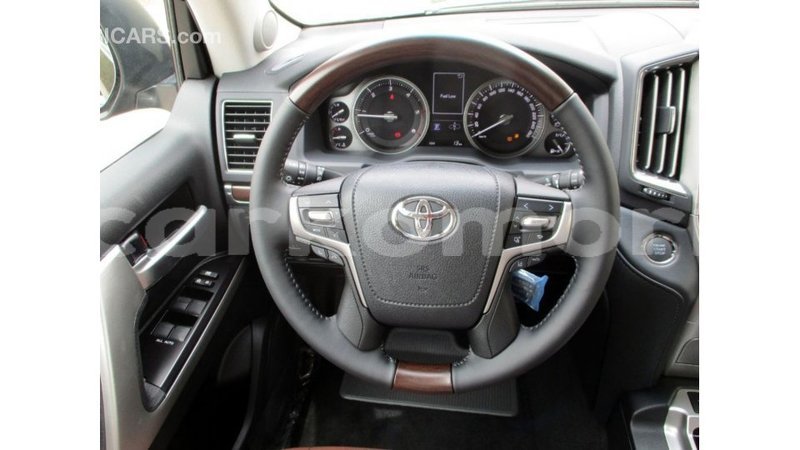 Big with watermark toyota land cruiser grande comore import dubai 1765