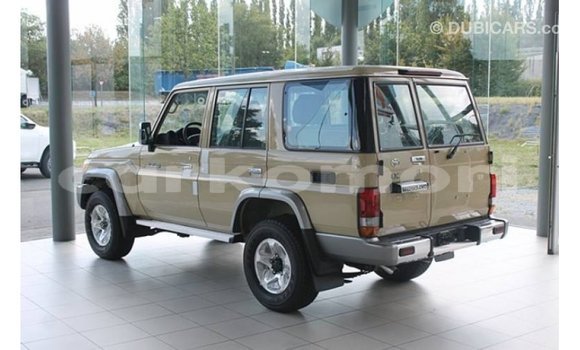Acheter Import Voiture Toyota Land Cruiser Beige à Import - Dubai, Grande Comore Acheter Import Voiture Toyota Land Cruiser Beige à Import - Dubai, Grande Comore