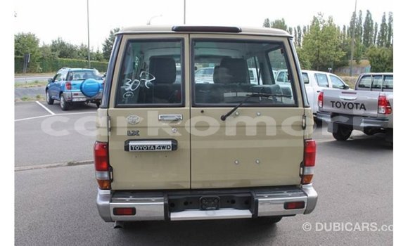 Acheter Import Voiture Toyota Land Cruiser Beige à Import - Dubai, Grande Comore Acheter Import Voiture Toyota Land Cruiser Beige à Import - Dubai, Grande Comore