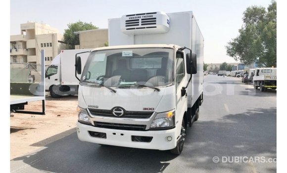 Acheter Import Utilitaire Hino 300 Series Blanc à Import - Dubai, Grande Comore Acheter Import Utilitaire Hino 300 Series Blanc à Import - Dubai, Grande Comore