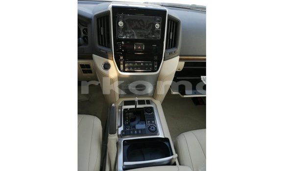 Acheter Import Voiture Toyota Land Cruiser Blanc à Import - Dubai, Grande Comore Acheter Import Voiture Toyota Land Cruiser Blanc à Import - Dubai, Grande Comore