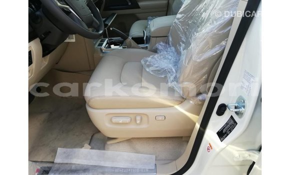 Acheter Import Voiture Toyota Land Cruiser Blanc à Import - Dubai, Grande Comore Acheter Import Voiture Toyota Land Cruiser Blanc à Import - Dubai, Grande Comore
