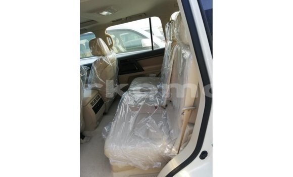 Acheter Import Voiture Toyota Land Cruiser Blanc à Import - Dubai, Grande Comore Acheter Import Voiture Toyota Land Cruiser Blanc à Import - Dubai, Grande Comore