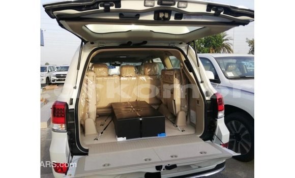 Acheter Import Voiture Toyota Land Cruiser Blanc à Import - Dubai, Grande Comore Acheter Import Voiture Toyota Land Cruiser Blanc à Import - Dubai, Grande Comore