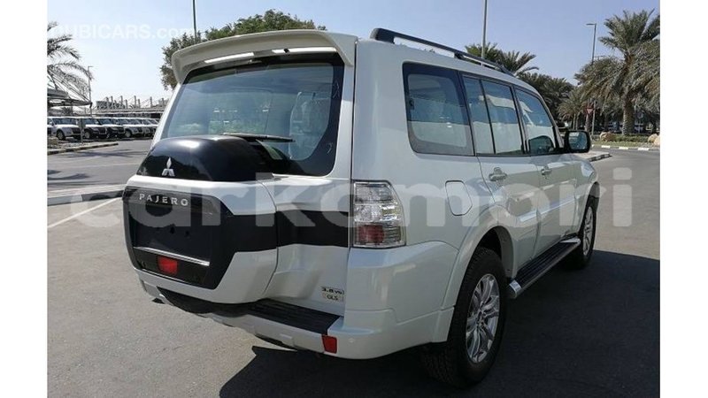 Big with watermark mitsubishi pajero grande comore import dubai 1802