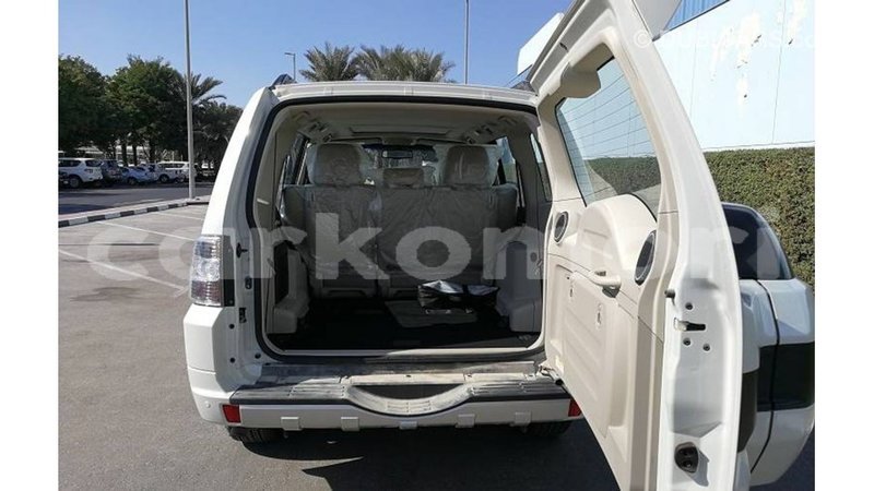 Big with watermark mitsubishi pajero grande comore import dubai 1802