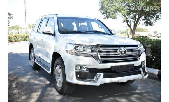 Acheter Import Voiture Toyota Land Cruiser Blanc à Import - Dubai, Grande Comore Acheter Import Voiture Toyota Land Cruiser Blanc à Import - Dubai, Grande Comore