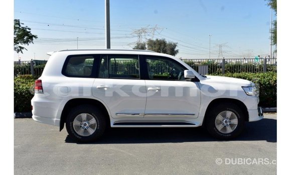 Acheter Import Voiture Toyota Land Cruiser Blanc à Import - Dubai, Grande Comore Acheter Import Voiture Toyota Land Cruiser Blanc à Import - Dubai, Grande Comore