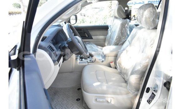 Acheter Import Voiture Toyota Land Cruiser Blanc à Import - Dubai, Grande Comore Acheter Import Voiture Toyota Land Cruiser Blanc à Import - Dubai, Grande Comore