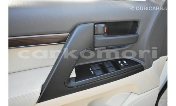 Acheter Import Voiture Toyota Land Cruiser Blanc à Import - Dubai, Grande Comore Acheter Import Voiture Toyota Land Cruiser Blanc à Import - Dubai, Grande Comore