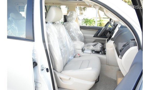Acheter Import Voiture Toyota Land Cruiser Blanc à Import - Dubai, Grande Comore Acheter Import Voiture Toyota Land Cruiser Blanc à Import - Dubai, Grande Comore