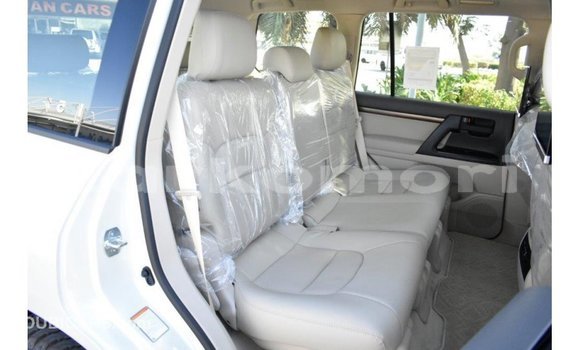 Acheter Import Voiture Toyota Land Cruiser Blanc à Import - Dubai, Grande Comore Acheter Import Voiture Toyota Land Cruiser Blanc à Import - Dubai, Grande Comore