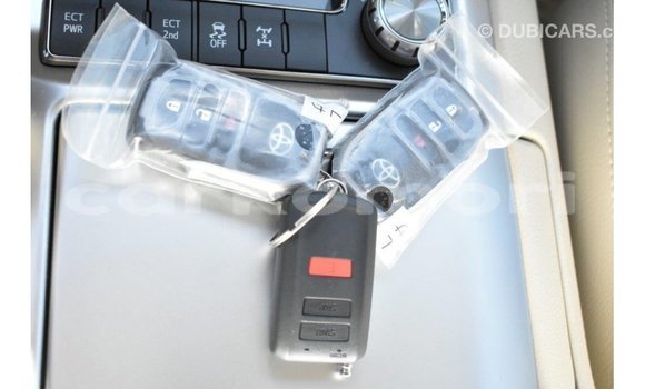 Acheter Import Voiture Toyota Land Cruiser Blanc à Import - Dubai, Grande Comore Acheter Import Voiture Toyota Land Cruiser Blanc à Import - Dubai, Grande Comore