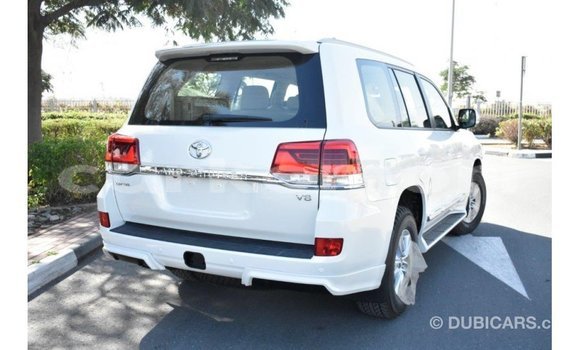 Acheter Import Voiture Toyota Land Cruiser Blanc à Import - Dubai, Grande Comore Acheter Import Voiture Toyota Land Cruiser Blanc à Import - Dubai, Grande Comore