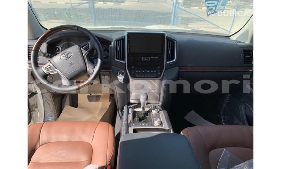 Buy Import Toyota Land Cruiser White Car in Import - Dubai in Great Comore Buy Import Toyota Land Cruiser White Car in Import - Dubai in Great Comore