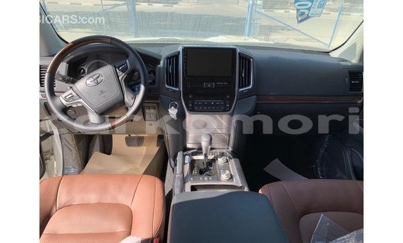 Buy Import Toyota Land Cruiser White Car in Import - Dubai in Great Comore Buy Import Toyota Land Cruiser White Car in Import - Dubai in Great Comore