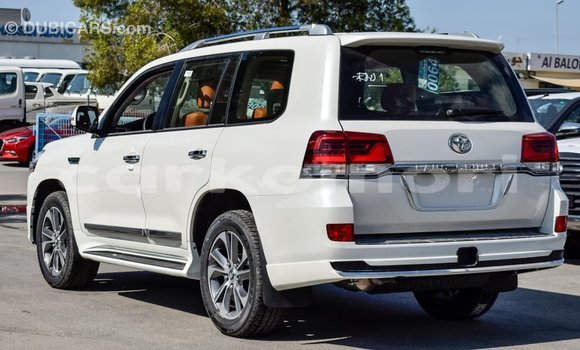 Buy Import Toyota Land Cruiser White Car in Import - Dubai in Great Comore Buy Import Toyota Land Cruiser White Car in Import - Dubai in Great Comore