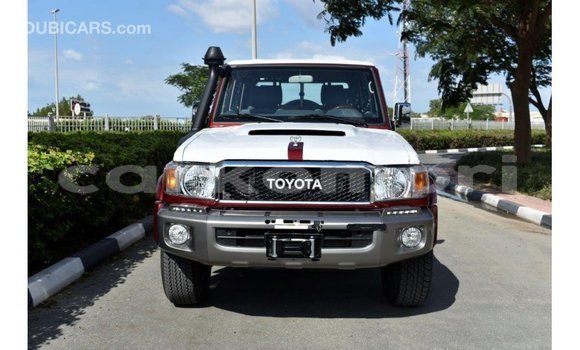 Acheter Import Voiture Toyota Land Cruiser Rouge à Import - Dubai, Grande Comore Acheter Import Voiture Toyota Land Cruiser Rouge à Import - Dubai, Grande Comore