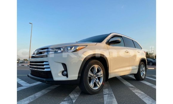 Acheter Import Voiture Toyota Highlander Blanc à Import - Dubai, Grande Comore Acheter Import Voiture Toyota Highlander Blanc à Import - Dubai, Grande Comore