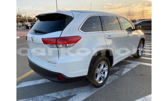 Acheter Import Voiture Toyota Highlander Blanc à Import - Dubai, Grande Comore Acheter Import Voiture Toyota Highlander Blanc à Import - Dubai, Grande Comore
